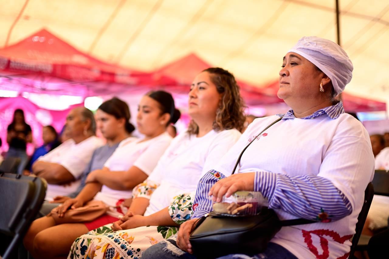 Asistentes en evento comunitario del DIF Huimilpan